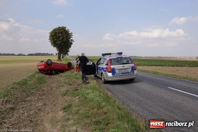 Zdjęcie w galerii na portalu naszraciborz.pl: Dachowanie samochodu na drodze w kierunku Krowiarek wiadomości z regionu