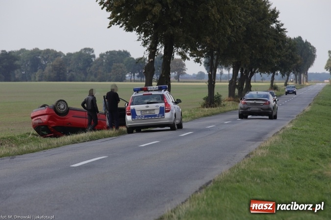 Zdjęcie w galerii na portalu naszraciborz.pl: Dachowanie samochodu na drodze w kierunku Krowiarek wiadomości z regionu