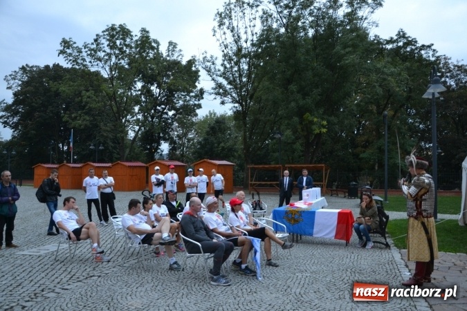 Zdjęcie w galerii na portalu naszraciborz.pl: Uczestnicy Biegu upamiętniającego 332. rocznicę Odsieczy Wiedeńskiej dotarli na Zamek Piastowski w Raciborzu wiadomości z regionu