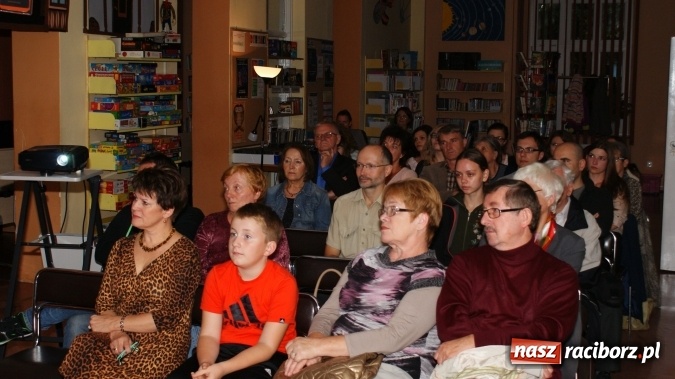 Zdjęcie w galerii na portalu naszraciborz.pl: Sen o Gorylach we mgle wiadomości z regionu