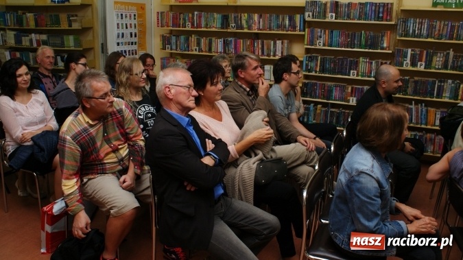 Zdjęcie w galerii na portalu naszraciborz.pl: Sen o Gorylach we mgle wiadomości z regionu