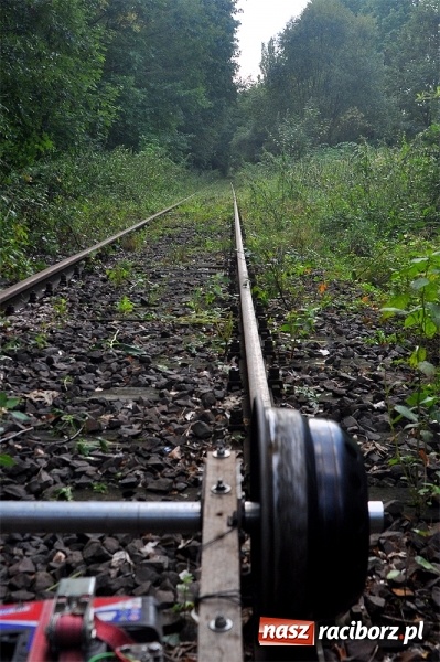 Zdjęcie w galerii na portalu naszraciborz.pl: Przejażdżki drezynami i problem likwidacji linii, czyli piknik drezynowy w Oborze wiadomości z regionu