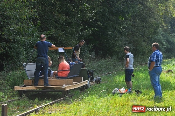Zdjęcie w galerii na portalu naszraciborz.pl: Przejażdżki drezynami i problem likwidacji linii, czyli piknik drezynowy w Oborze wiadomości z regionu