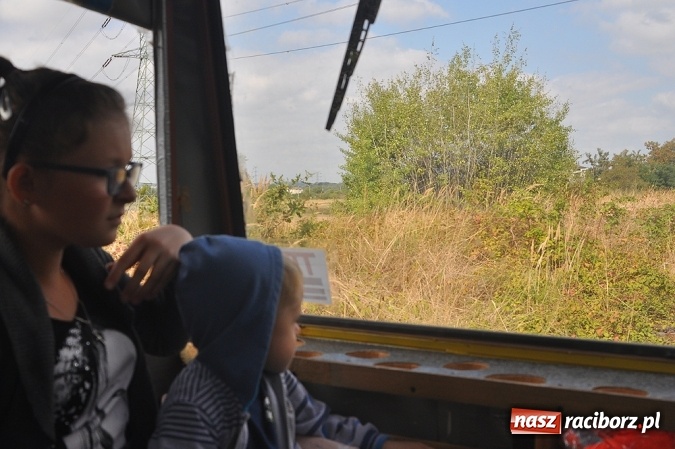 Zdjęcie w galerii na portalu naszraciborz.pl: Przejażdżki drezynami i problem likwidacji linii, czyli piknik drezynowy w Oborze wiadomości z regionu