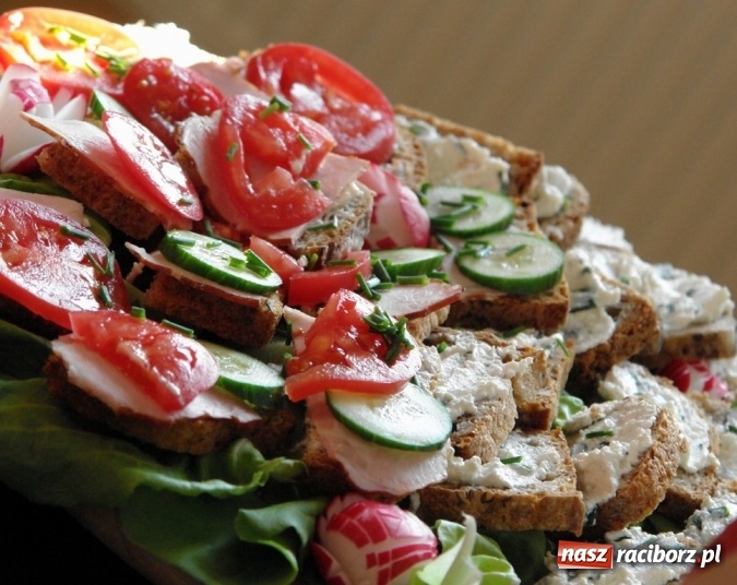 Zdjęcie w galerii na portalu naszraciborz.pl: W ZSOMS wiedzą, że śniadanie daje moc i energię wiadomości z regionu