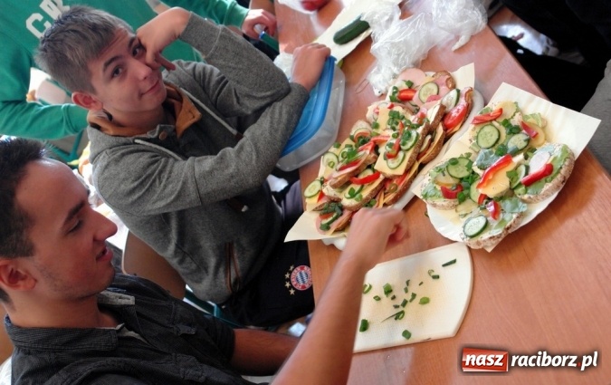 Zdjęcie w galerii na portalu naszraciborz.pl: W ZSOMS wiedzą, że śniadanie daje moc i energię wiadomości z regionu