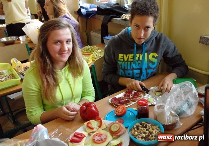 Zdjęcie w galerii na portalu naszraciborz.pl: W ZSOMS wiedzą, że śniadanie daje moc i energię wiadomości z regionu