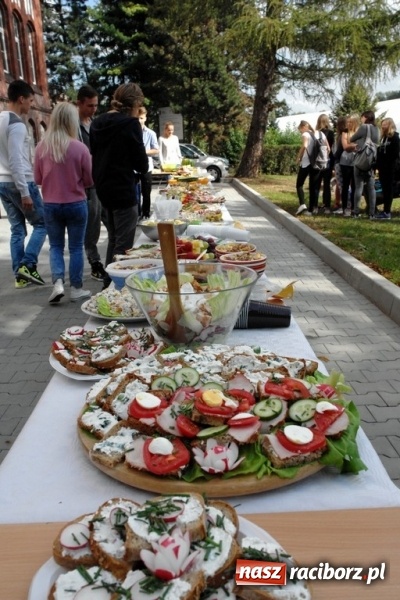 Zdjęcie w galerii na portalu naszraciborz.pl: W ZSOMS wiedzą, że śniadanie daje moc i energię wiadomości z regionu