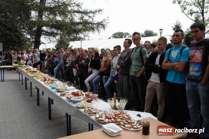 Zdjęcie w galerii na portalu naszraciborz.pl: W ZSOMS wiedzą, że śniadanie daje moc i energię wiadomości z regionu