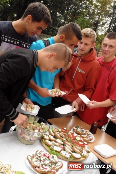 Zdjęcie w galerii na portalu naszraciborz.pl: W ZSOMS wiedzą, że śniadanie daje moc i energię wiadomości z regionu