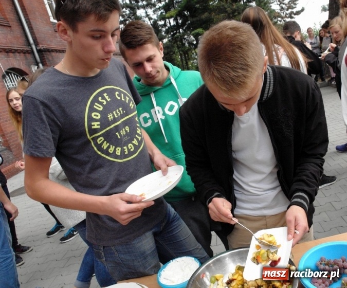 Zdjęcie w galerii na portalu naszraciborz.pl: W ZSOMS wiedzą, że śniadanie daje moc i energię wiadomości z regionu