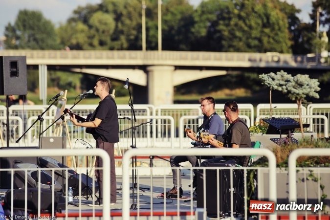 Zdjęcie w galerii na portalu naszraciborz.pl: Piosenka szantowa zabrzmiała na przystani&nbsp; wiadomości z regionu