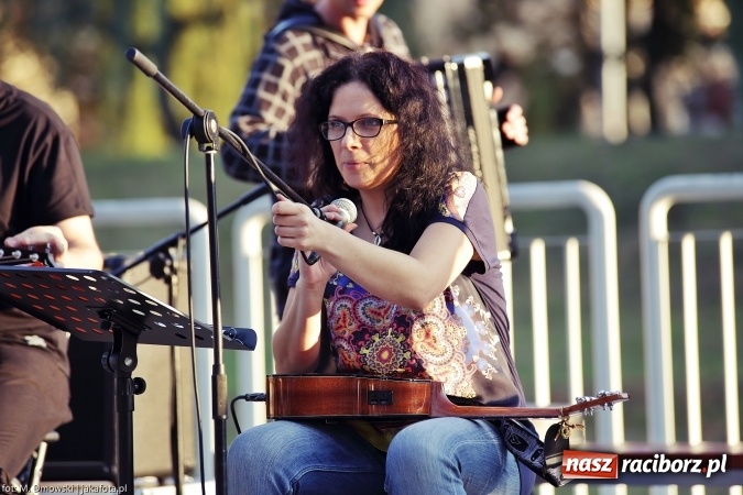 Zdjęcie w galerii na portalu naszraciborz.pl: Piosenka szantowa zabrzmiała na przystani&nbsp; wiadomości z regionu
