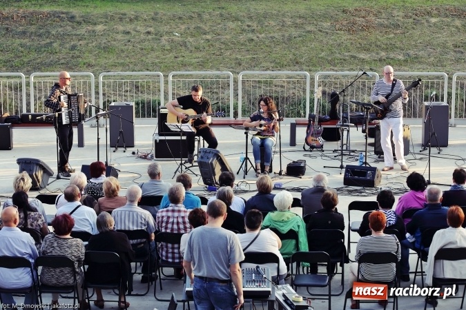 Zdjęcie w galerii na portalu naszraciborz.pl: Piosenka szantowa zabrzmiała na przystani&nbsp; wiadomości z regionu