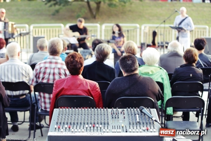 Zdjęcie w galerii na portalu naszraciborz.pl: Piosenka szantowa zabrzmiała na przystani&nbsp; wiadomości z regionu