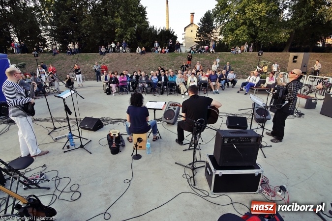 Zdjęcie w galerii na portalu naszraciborz.pl: Piosenka szantowa zabrzmiała na przystani&nbsp; wiadomości z regionu