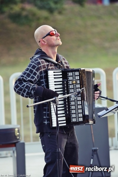 Zdjęcie w galerii na portalu naszraciborz.pl: Piosenka szantowa zabrzmiała na przystani&nbsp; wiadomości z regionu