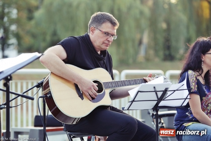 Zdjęcie w galerii na portalu naszraciborz.pl: Piosenka szantowa zabrzmiała na przystani&nbsp; wiadomości z regionu