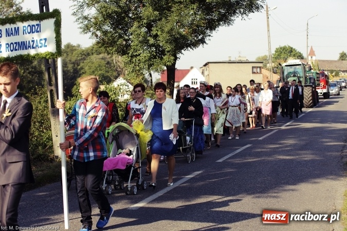 Zdjęcie w galerii na portalu naszraciborz.pl: Dożynki 2015 - parafia Łubowice świętuje w Brzeźnicy wiadomości z regionu