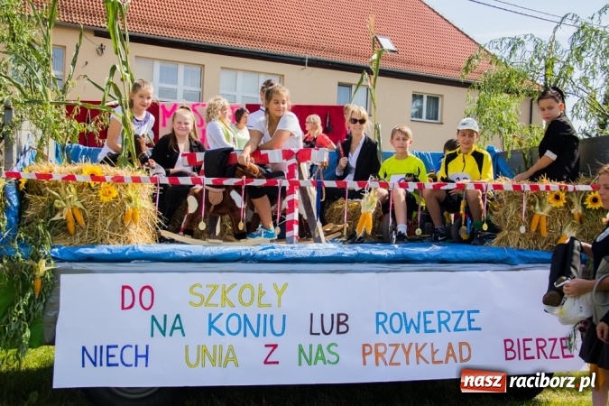 Zdjęcie w galerii na portalu naszraciborz.pl: Dożynki 2015 - złoty pociąg w Samborowicach wiadomości z regionu