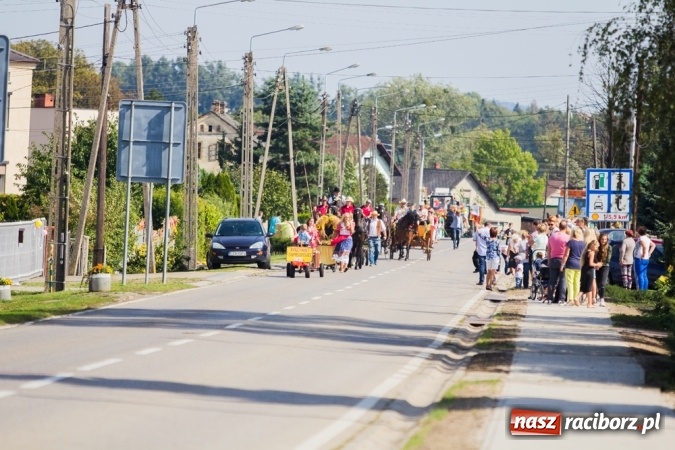 Zdjęcie w galerii na portalu naszraciborz.pl: Dożynki 2015 - złoty pociąg w Samborowicach wiadomości z regionu