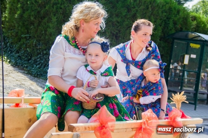 Zdjęcie w galerii na portalu naszraciborz.pl: Dożynki 2015 - złoty pociąg w Samborowicach wiadomości z regionu