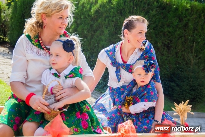 Zdjęcie w galerii na portalu naszraciborz.pl: Dożynki 2015 - złoty pociąg w Samborowicach wiadomości z regionu