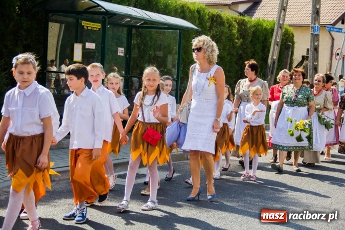 Zdjęcie w galerii na portalu naszraciborz.pl: Dożynki 2015 - złoty pociąg w Samborowicach wiadomości z regionu
