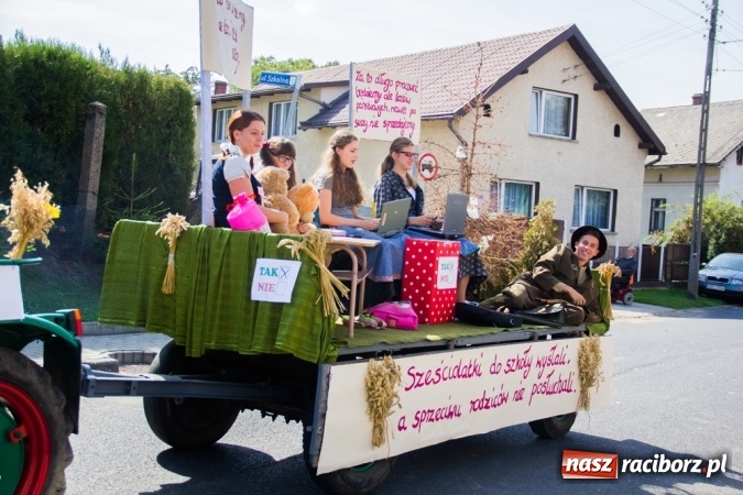 Zdjęcie w galerii na portalu naszraciborz.pl: Dożynki 2015 - złoty pociąg w Samborowicach wiadomości z regionu