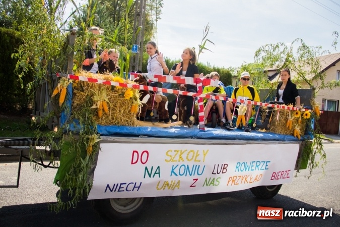 Zdjęcie w galerii na portalu naszraciborz.pl: Dożynki 2015 - złoty pociąg w Samborowicach wiadomości z regionu