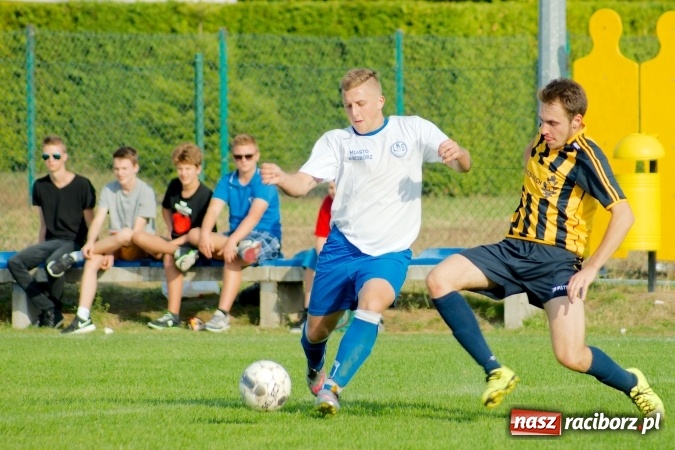 Zdjęcie w galerii na portalu naszraciborz.pl: Markowicki festiwal zmarnowanych okazji. Punkty pojechały do Gaszowic wiadomości z regionu