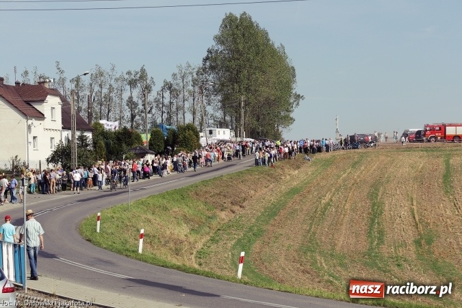 Zdjęcie w galerii na portalu naszraciborz.pl: Dożynki 2015 - W Owsiszczach z wielką pompą. Obszerna fotorelacja - korowód i występy wiadomości z regionu
