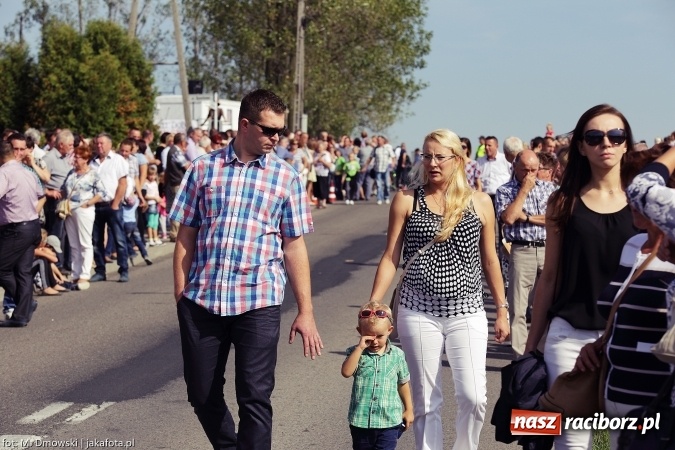 Zdjęcie w galerii na portalu naszraciborz.pl: Dożynki 2015 - W Owsiszczach z wielką pompą. Obszerna fotorelacja - korowód i występy wiadomości z regionu