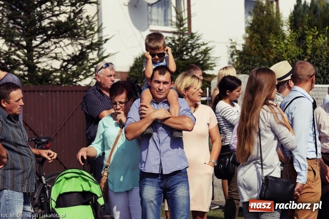 Zdjęcie w galerii na portalu naszraciborz.pl: Dożynki 2015 - W Owsiszczach z wielką pompą. Obszerna fotorelacja - korowód i występy wiadomości z regionu