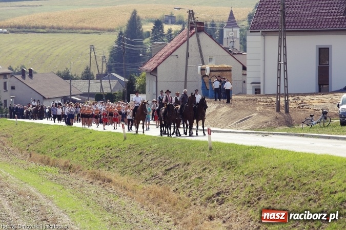 Zdjęcie w galerii na portalu naszraciborz.pl: Dożynki 2015 - W Owsiszczach z wielką pompą. Obszerna fotorelacja - korowód i występy wiadomości z regionu
