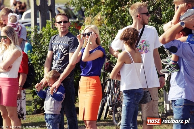 Zdjęcie w galerii na portalu naszraciborz.pl: Dożynki 2015 - W Owsiszczach z wielką pompą. Obszerna fotorelacja - korowód i występy wiadomości z regionu