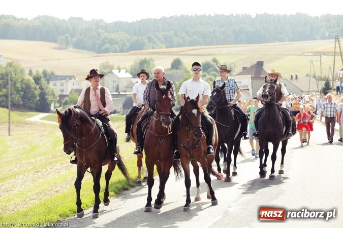 Zdjęcie w galerii na portalu naszraciborz.pl: Dożynki 2015 - W Owsiszczach z wielką pompą. Obszerna fotorelacja - korowód i występy wiadomości z regionu