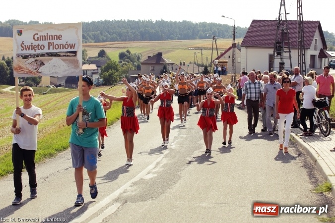 Zdjęcie w galerii na portalu naszraciborz.pl: Dożynki 2015 - W Owsiszczach z wielką pompą. Obszerna fotorelacja - korowód i występy wiadomości z regionu