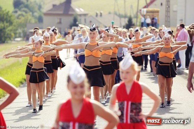 Zdjęcie w galerii na portalu naszraciborz.pl: Dożynki 2015 - W Owsiszczach z wielką pompą. Obszerna fotorelacja - korowód i występy wiadomości z regionu