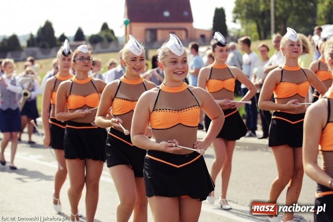 Zdjęcie w galerii na portalu naszraciborz.pl: Dożynki 2015 - W Owsiszczach z wielką pompą. Obszerna fotorelacja - korowód i występy wiadomości z regionu