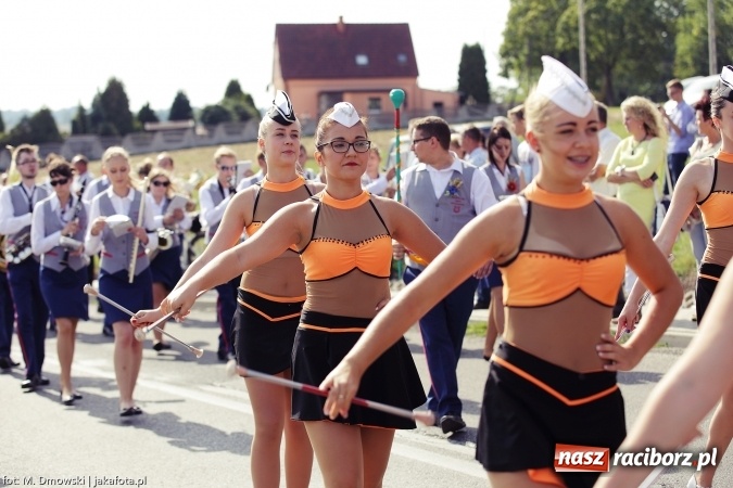 Zdjęcie w galerii na portalu naszraciborz.pl: Dożynki 2015 - W Owsiszczach z wielką pompą. Obszerna fotorelacja - korowód i występy wiadomości z regionu