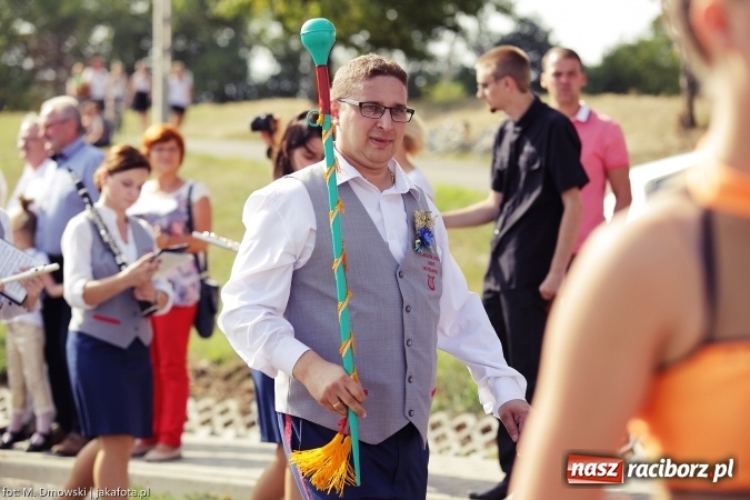 Zdjęcie w galerii na portalu naszraciborz.pl: Dożynki 2015 - W Owsiszczach z wielką pompą. Obszerna fotorelacja - korowód i występy wiadomości z regionu