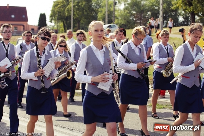 Zdjęcie w galerii na portalu naszraciborz.pl: Dożynki 2015 - W Owsiszczach z wielką pompą. Obszerna fotorelacja - korowód i występy wiadomości z regionu
