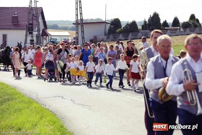 Zdjęcie w galerii na portalu naszraciborz.pl: Dożynki 2015 - W Owsiszczach z wielką pompą. Obszerna fotorelacja - korowód i występy wiadomości z regionu