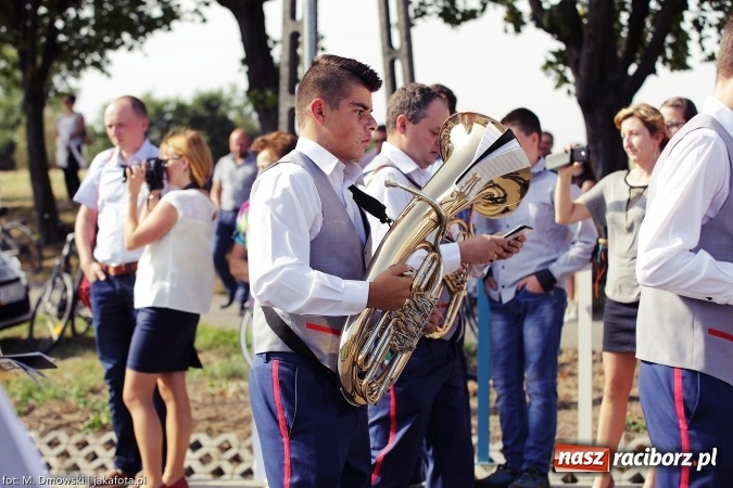 Zdjęcie w galerii na portalu naszraciborz.pl: Dożynki 2015 - W Owsiszczach z wielką pompą. Obszerna fotorelacja - korowód i występy wiadomości z regionu