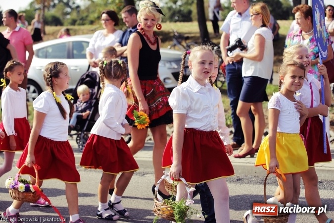 Zdjęcie w galerii na portalu naszraciborz.pl: Dożynki 2015 - W Owsiszczach z wielką pompą. Obszerna fotorelacja - korowód i występy wiadomości z regionu
