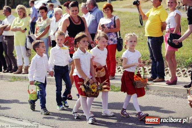 Zdjęcie w galerii na portalu naszraciborz.pl: Dożynki 2015 - W Owsiszczach z wielką pompą. Obszerna fotorelacja - korowód i występy wiadomości z regionu