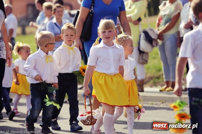 Zdjęcie w galerii na portalu naszraciborz.pl: Dożynki 2015 - W Owsiszczach z wielką pompą. Obszerna fotorelacja - korowód i występy wiadomości z regionu