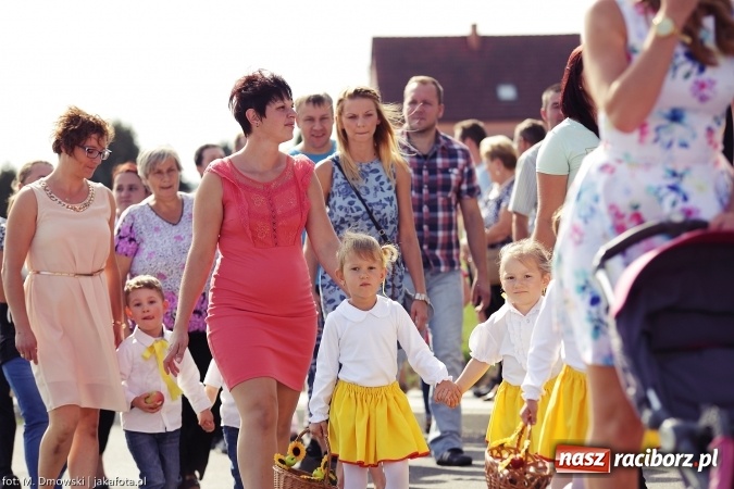Zdjęcie w galerii na portalu naszraciborz.pl: Dożynki 2015 - W Owsiszczach z wielką pompą. Obszerna fotorelacja - korowód i występy wiadomości z regionu