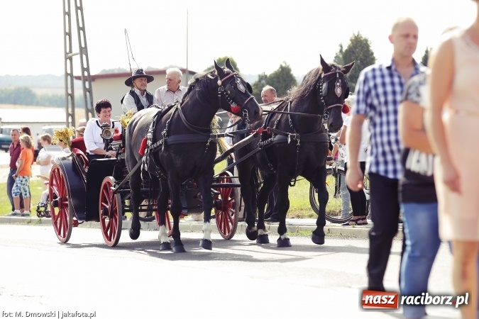 Zdjęcie w galerii na portalu naszraciborz.pl: Dożynki 2015 - W Owsiszczach z wielką pompą. Obszerna fotorelacja - korowód i występy wiadomości z regionu